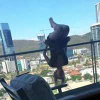 Mujer que realizaba yoga extremo cae del piso ocho en un edificio de San Pedro, NL