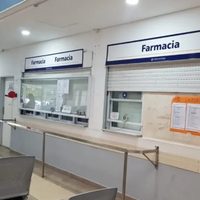 Reclamo en la farmacia del hospital Castro Rendón: suspendieron la atención por falta de personal y medicamentos