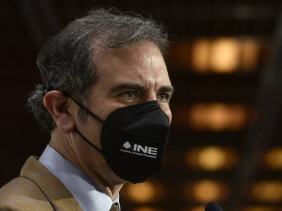 Córdova llama a promover la discusión para "redignificar" las encuestas