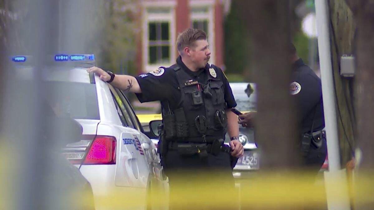 Esta imagen tomada de un video muestra agentes de policía en una escena del crimen tras un tiroteo letal en Nashville, el domingo 31 de marzo de 2024. Un hombre murió y cinco resultaron heridos en un tiroteo en un restaurante de Nashville, Tennessee, el domingo por la tarde, según la policía. ()