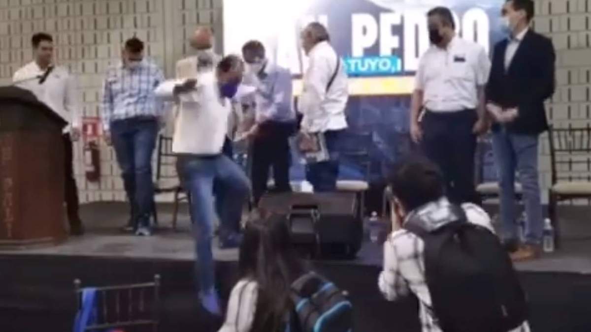 El momento en el que el líder panista da el mal paso