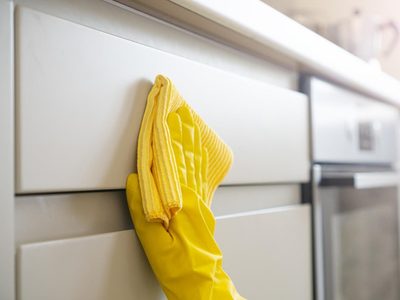 La fórmula secreta para dejar los muebles de la cocina impecables y sin ningún rastro de grasa