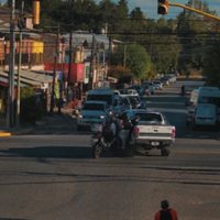 Plottier: violento choque entre una moto y una camioneta en la Ruta 22 dejó a un hombre herido de gravedad