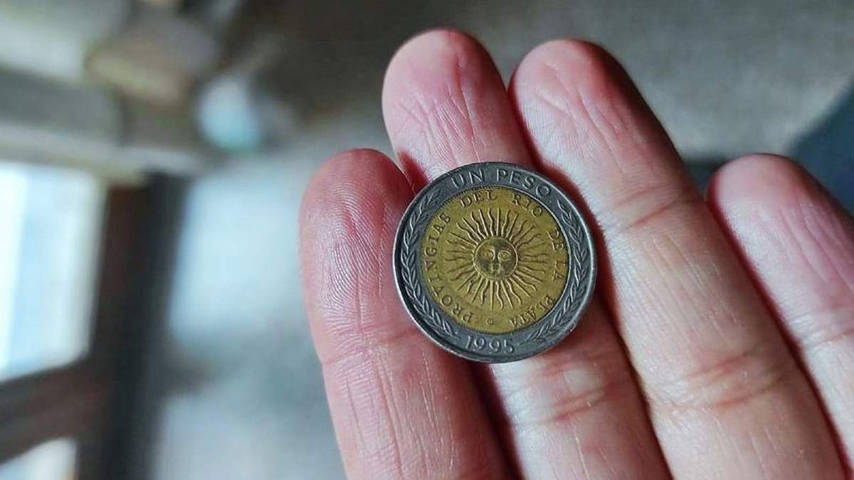 Moneda de un peso con error ortográfico. Fuente: (Twitter)