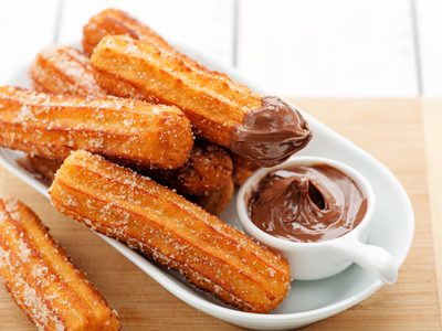 Con 2 ingredientes hacé estos churros crocantes en casa, y si querés, podés agregarle el chocolate para mojarlos