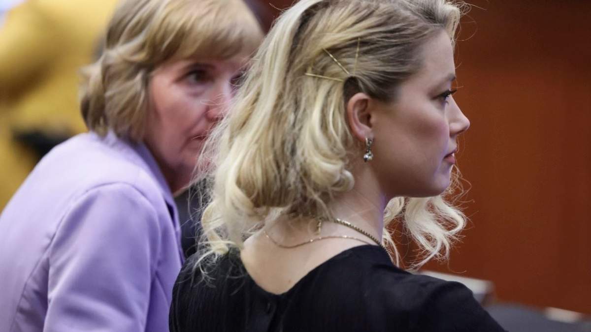 Amber Heard y su abogada antes de escuchar el veredicto