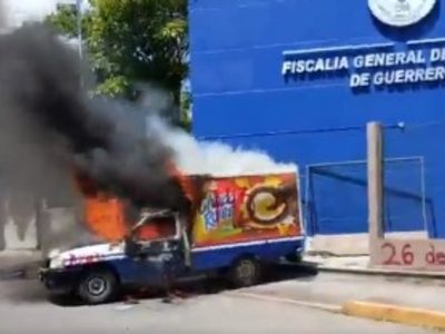 Queman un vehículo frente a la Fiscalía General de Justicia de Guerrero y bloquean Autopista del Sol