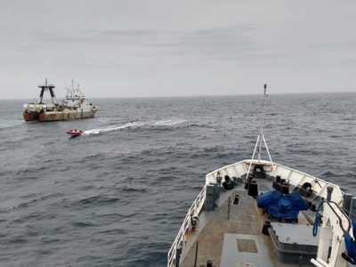 Atrapan buque chino que pescaba ilegalmente en el Mar Argentino