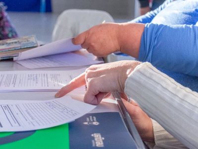 Acompañan a estudiantes que desean inscribirse en las becas Gregorio Álvarez