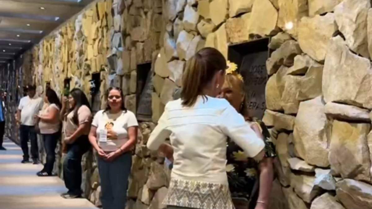 Claudia Sheinbaum con familiares de los mineros