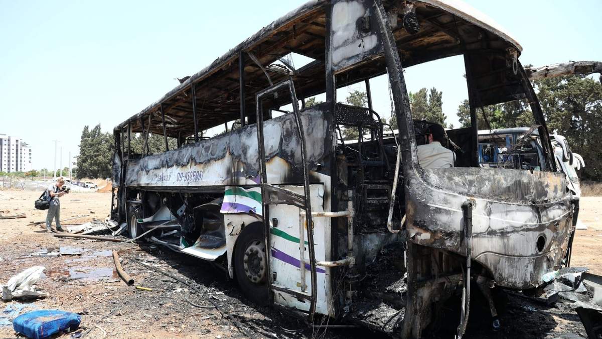 Autobuses son afectados por un ataque iraní con misiles, en Herzliya, en el centro de Israel. El conflicto aéreo entre Israel e Irán entró en su quinto día, con un saldo de al menos 244 muertos en Irán y 24 en Israel.