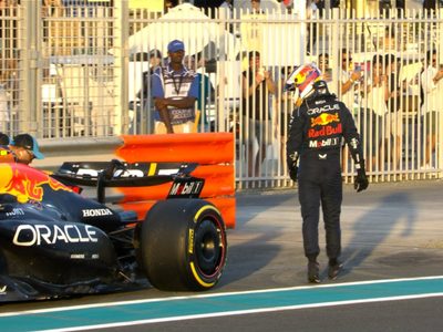 En su última carrera del año, “Checo” Pérez choca en la primera vuelta del GP de Abu Dhabi