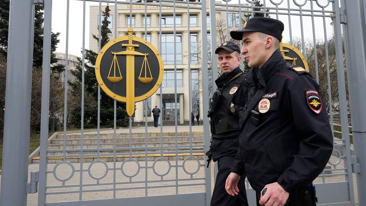 Agentes de policía custodian la entrada a la corte municipal de Moscú, Rusia