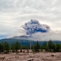 Volcán registra erupción tras fuerte sismo al este de Rusia; advierten sobre otro mayor