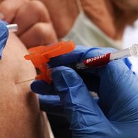 Estados Unidos autoriza refuerzos de vacuna contra covid-19 enfocados en nuevas variantes