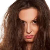 Con algo que no falta en tu baño y sin gastar fortuna, así podés eliminar el frizz en tu cabello
