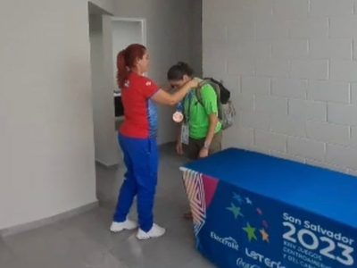 Por “reglas absurdas”, mexicana pierde una medalla; atleta cubana se la regresa (Video)