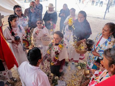 Comunidades indígenas entregan bastón de mando a Claudia Sheinbaum en Guanajuato