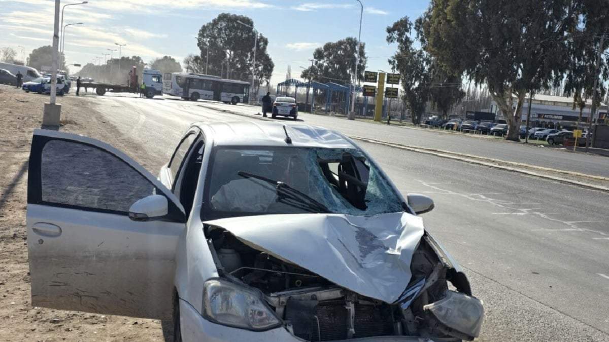 El Toyota Etios muestra la violencia del impacto contra el peatón. Fuente: (Centenario Digital)