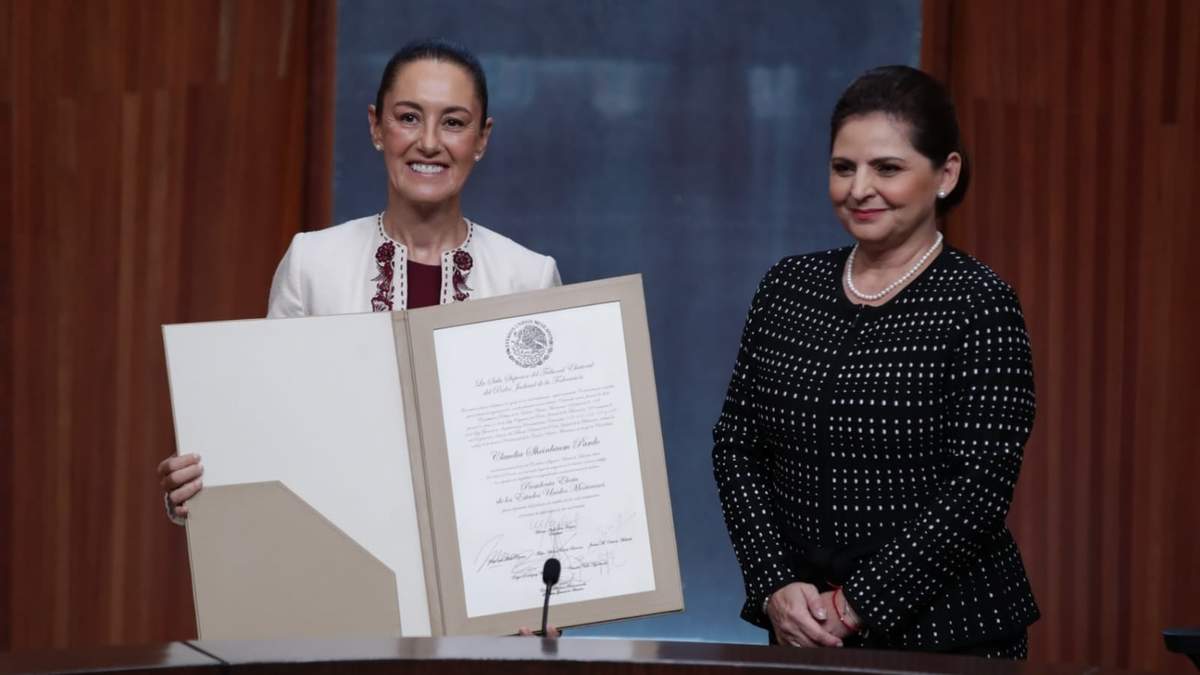 Sheinbaum, con su constancia de presidenta electa