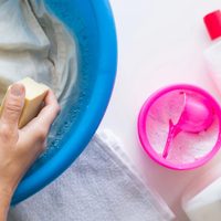Con solo 2 productos: el poderoso quitamanchas que usaban las abuelas para dejar la ropa como nueva