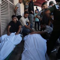 Israel sigue bombardeando Gaza y mata a decenas de personas, pese a los llamados de Trump