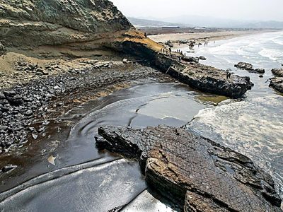 Al mar, más de 11 mil barriles de crudo de Repsol
