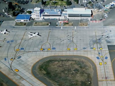 Aterrizaje de emergencia en el aeropuerto de Neuquén, un pasajero falleció