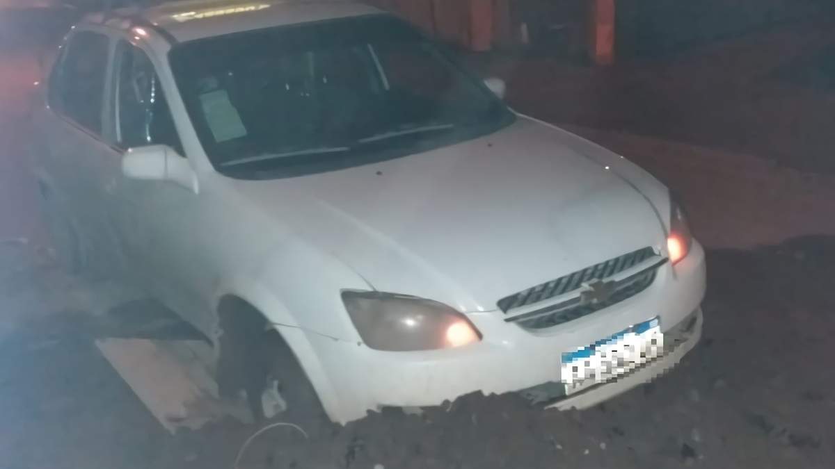 Vehículo atrapado en un pozo. Fuente: (Twitter)