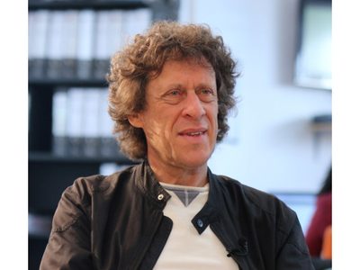 El periodista argentino Pedro Brieger es denunciado por acoso sexual; hay 19 testimonios contra él