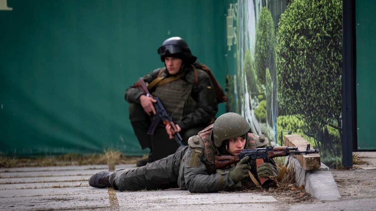 Soldados ucranianos toman posiciones en el centro de Kiev