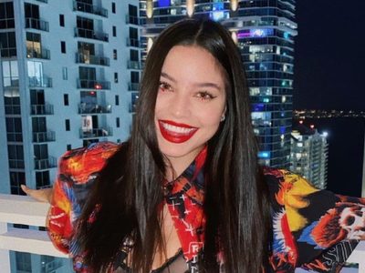 Es para vos, Ney: Emilia Mernes derritió la pantalla con un álbum a puro glamour