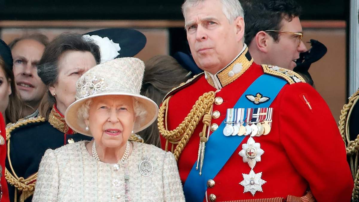 La Reina Isabel y el Príncipe Andrés. Fuente: (Twitter)