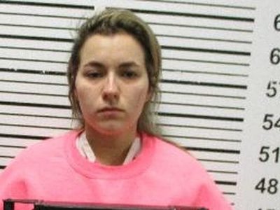 Maestra fue detenida acusada de abusar sexualmente de su alumno en un cementerio