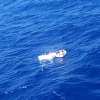 Rescatan a dos menores cuya lancha naufragó en alta mar con ocho personas a bordo