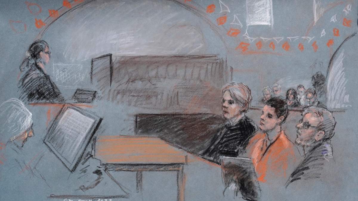 En este dibujo de la corte, el aviador de primera clase Jack Teixeira, de 21 años, se presenta ante un tribunal en Boston