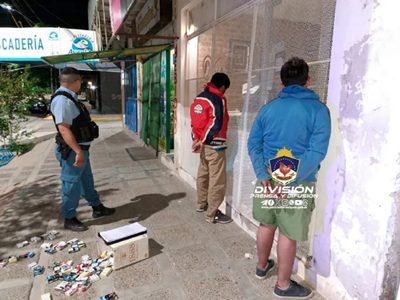 La policía sorprendió a dos sujetos en pleno robo en un comercio del centro de Neuquén