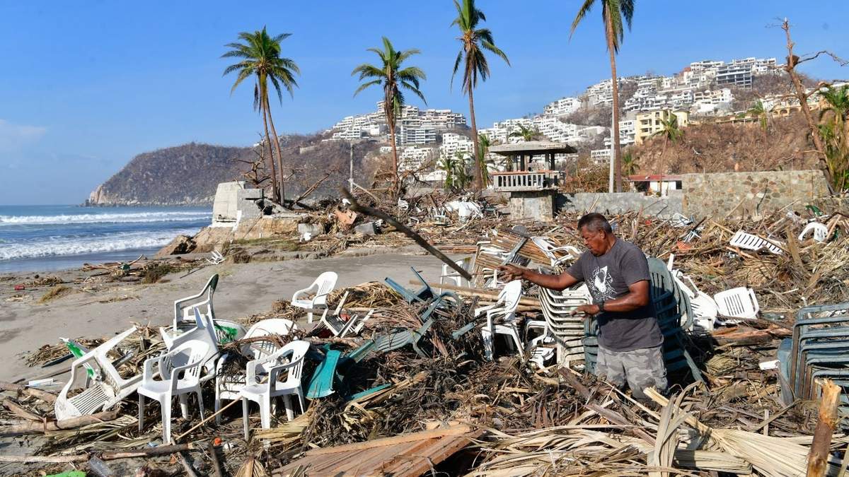 Los prestadores de servicios turísticos de la playa Revolcadero, en el oriente de Acapulco limpian sus negocios e intentan volver a la normalidad