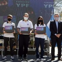 YPF entregó notebooks a escuelas de Mendoza