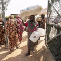 La violencia en Sudán deja ya casi 2.5 millones de desplazados y refugiados, según la ONU