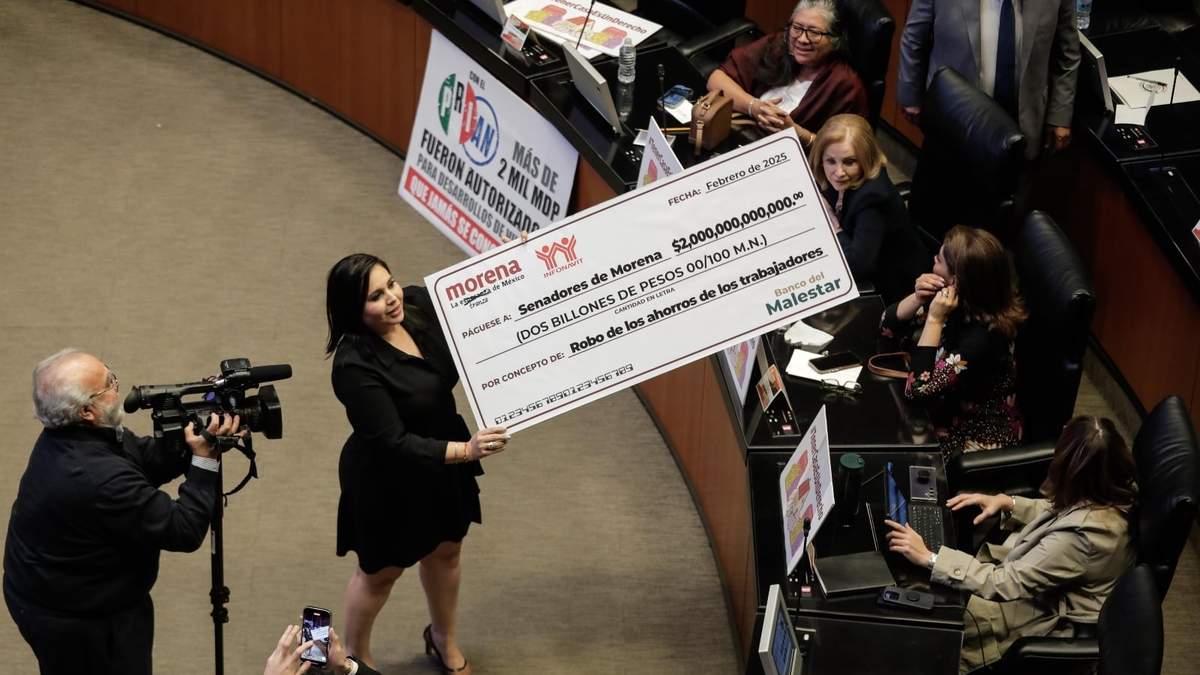 La senadora Mauli Latifa con un "cheque" con los recursos de la Subcuenta de Vivienda