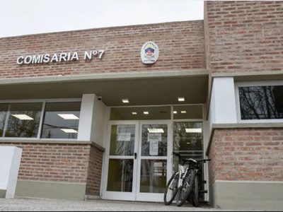 La policía incautó un arma de fuego en Plottier y notificó a una mujer por tenencia ilegal