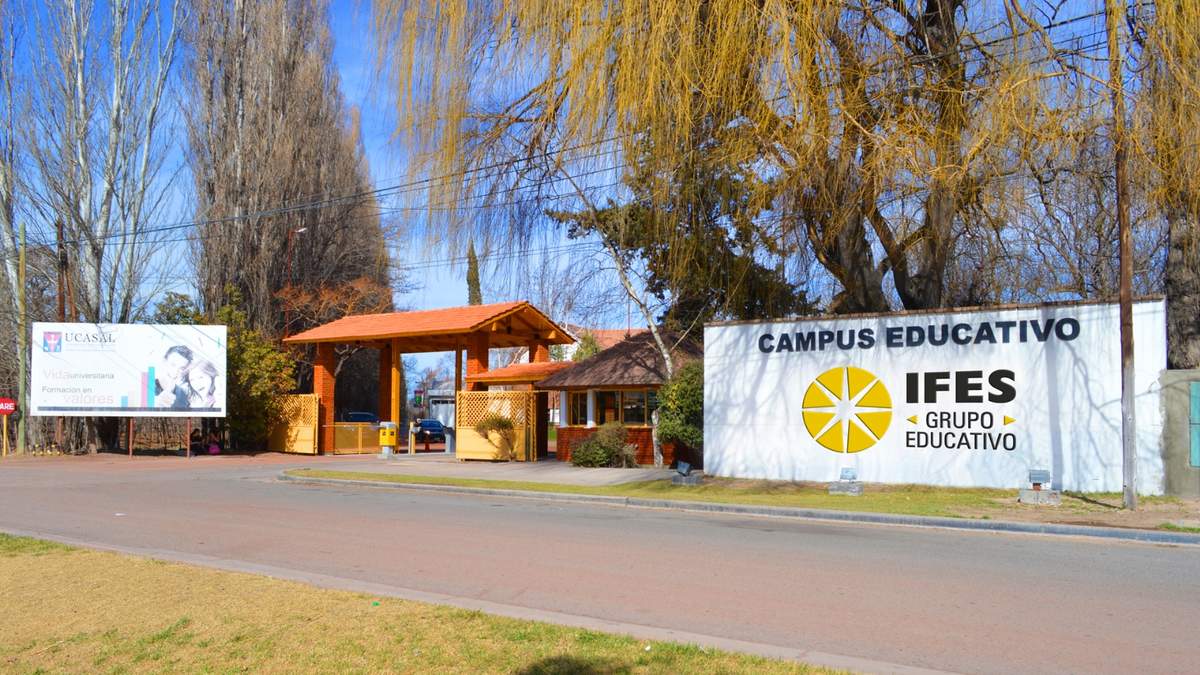 Ingreso a un Instituto de Educación Terciaria de Neuquén. Fuente: (Twitter)