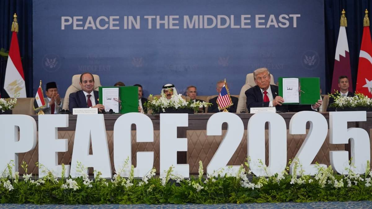 El presidente Donald Trump y el presidente egipcio, Abdel-Fattah el-Sissi, sostienen documentos firmados durante una cumbre para apoyar el fin de la guerra de más de dos años entre Israel y Hamás en Gaza
