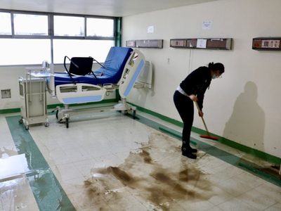 Limpian el hospital de Atizapán tras inundación que obligó a desalojar a 67 pacientes