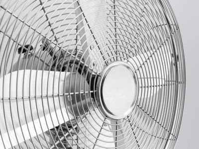 Si tenés un ventilador viejo o roto, guardalo y creá esta fabulosa mesita en tendencia para tu living