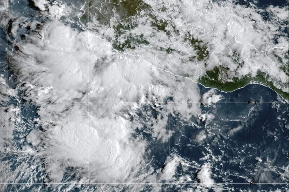 Esta imagen satelital GOES-19 GeoColor, tomada el viernes 12 de septiembre de 2025 a las 10:10 a. m. EDT y proporcionada por la NOAA, muestra la tormenta tropical Mario en el océano Pacífico frente a la costa de México.