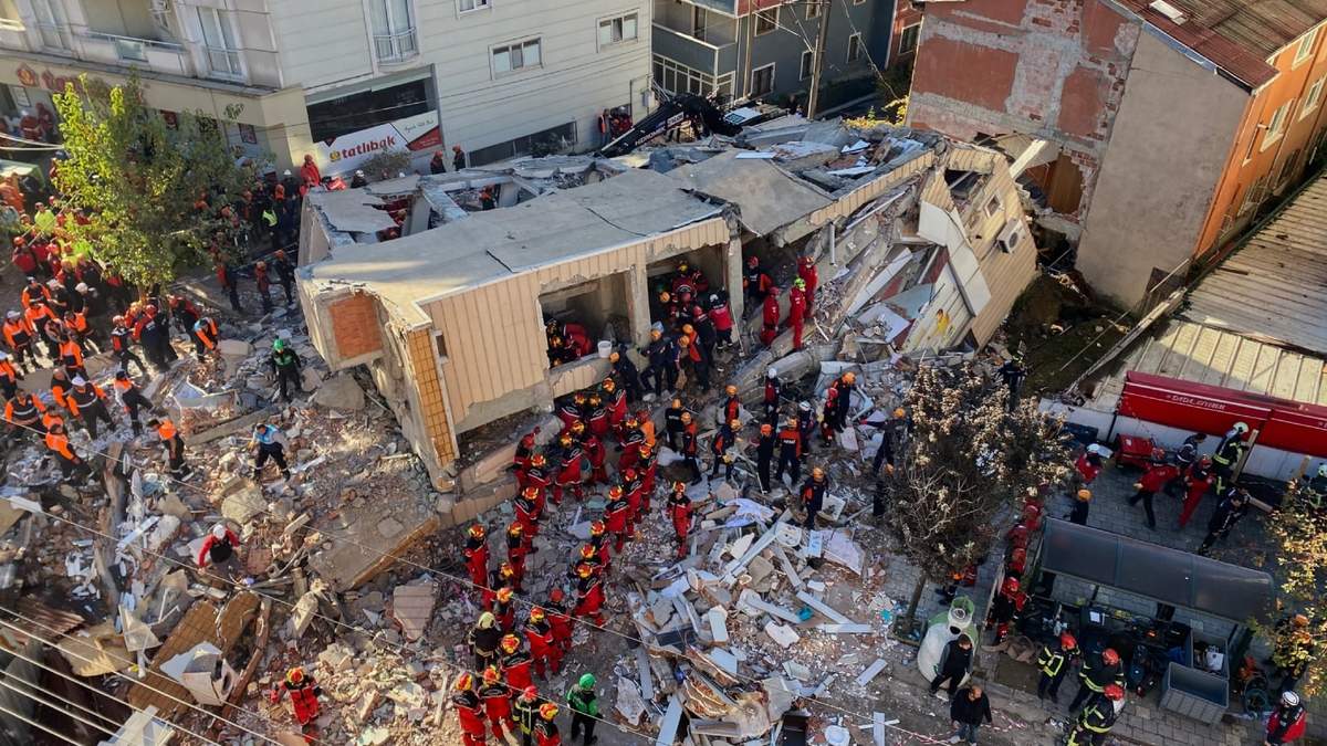 Bomberos y rescatistas buscan a personas atrapadas entre los restos de un edificio residencial que se vino abajo en Gebze, Turquía, el 29 de octubre de 2025