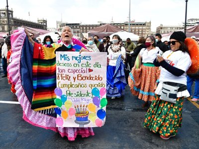 Simpatizantes de AMLO celebran su cumpleaños 68 en el Zócalo