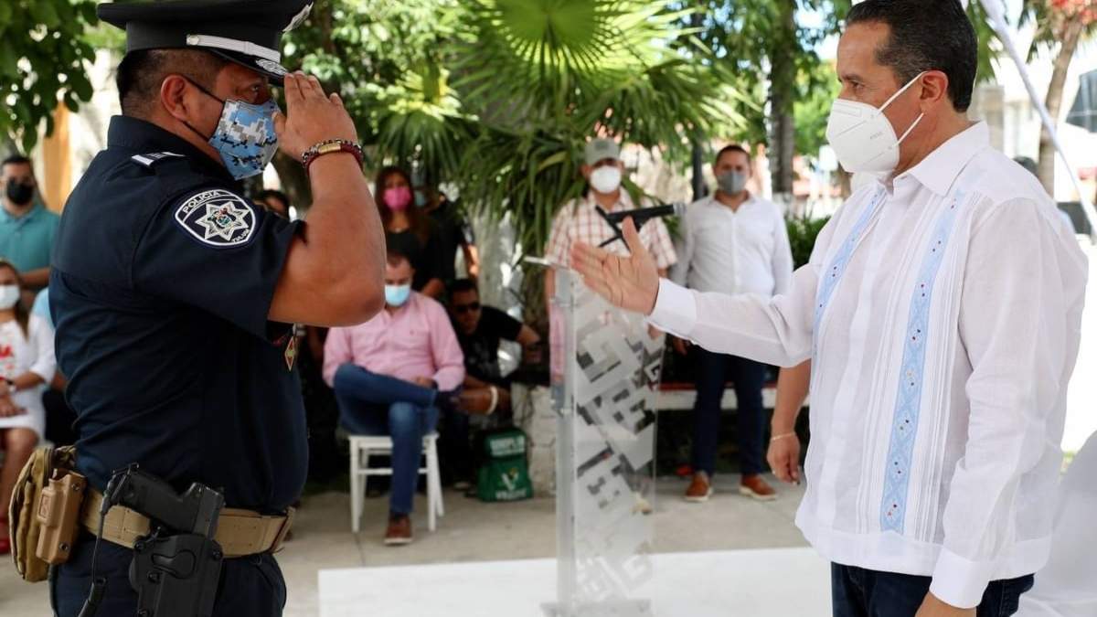 El gobernador de Quintana Roo, Carlos Joaquín González, con policías de Tulum